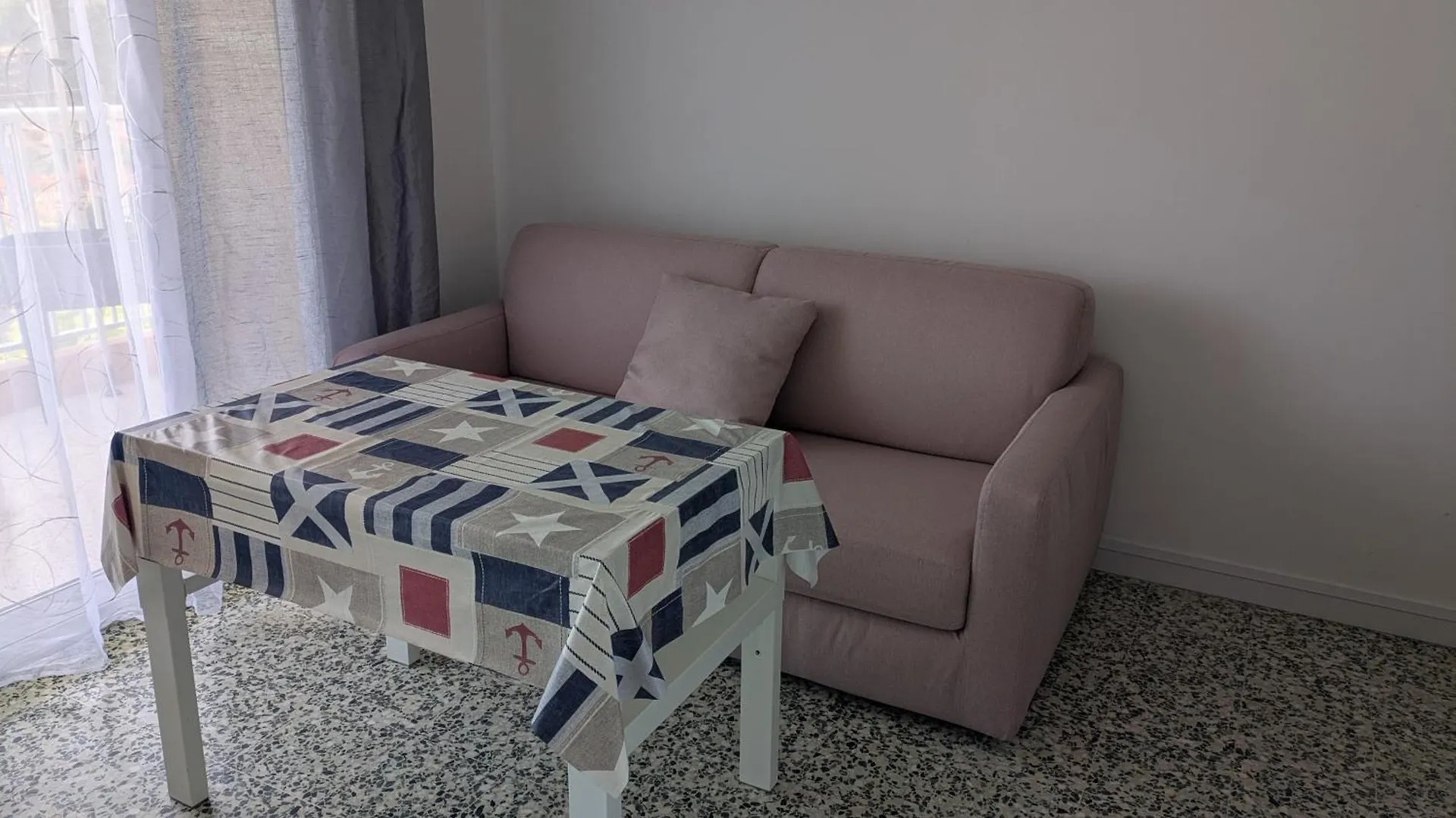 Appartement Studio Climatise Avec Coin Nuit 150M De La Plage Le Lavandou